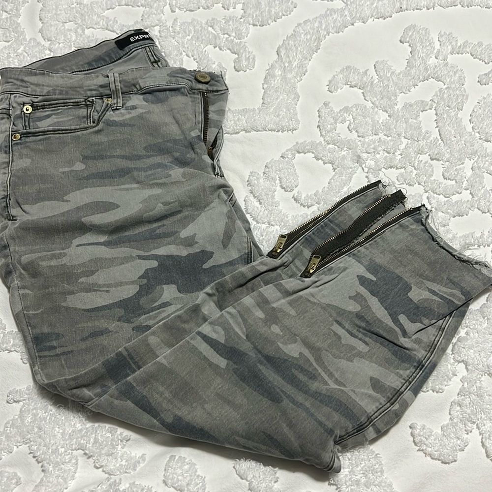Express Army ankle legging with zip bottoms